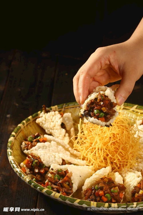 锅巴包肉 视觉与味觉的双重盛宴